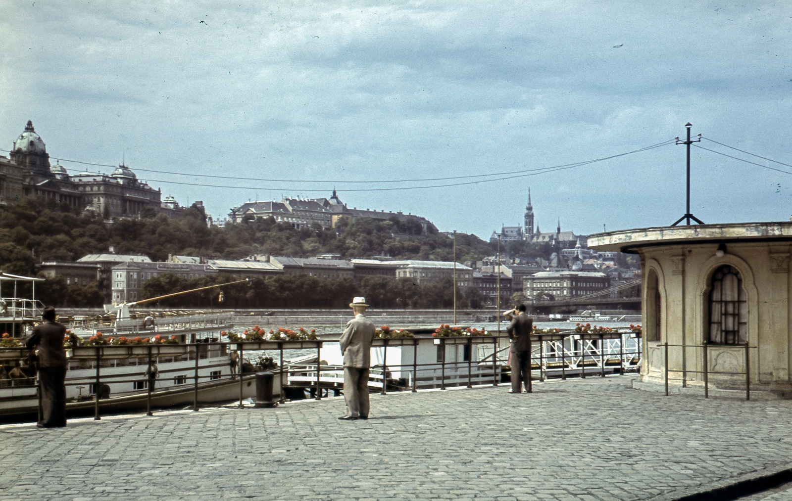 Hungary, Budapest V., Vigadó téri hajóállomás, szemben a budai Vár., 1942, Szőke Annamária/Anonime, colorful, Budapest, Fortepan #61678