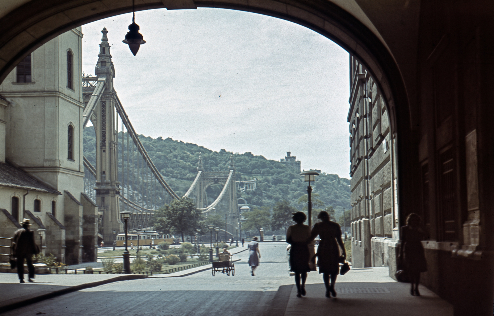 Hungary, Budapest V., Piarista köz az Erzsébet híd felé nézve., 1942, Szőke Annamária/Anonime, church, colorful, bridge, tram, Stuka tramway, eclectic architecture, Budapest, suspension bridge, Duna-bridge, Antal Kherndl-design, Aurél Czekelius-design, Fortepan #61684