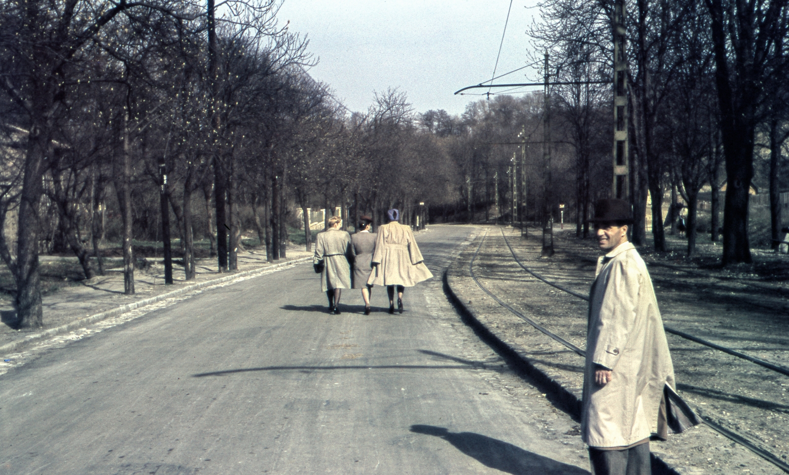 Hungary, Budapest XII., Zugligeti út, jobbra a villamosmegállónál a Szarvas Gábor út torkolata., 1942, Szőke Annamária/Anonime, colorful, catenary wire, Budapest, Fortepan #61686