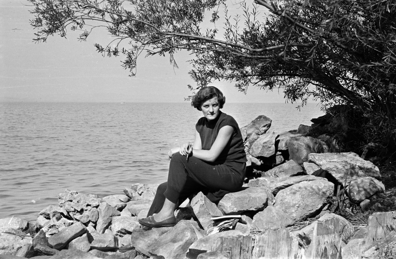 1957, Lipovits Károly, lady, sitting on a rock, Fortepan #61692