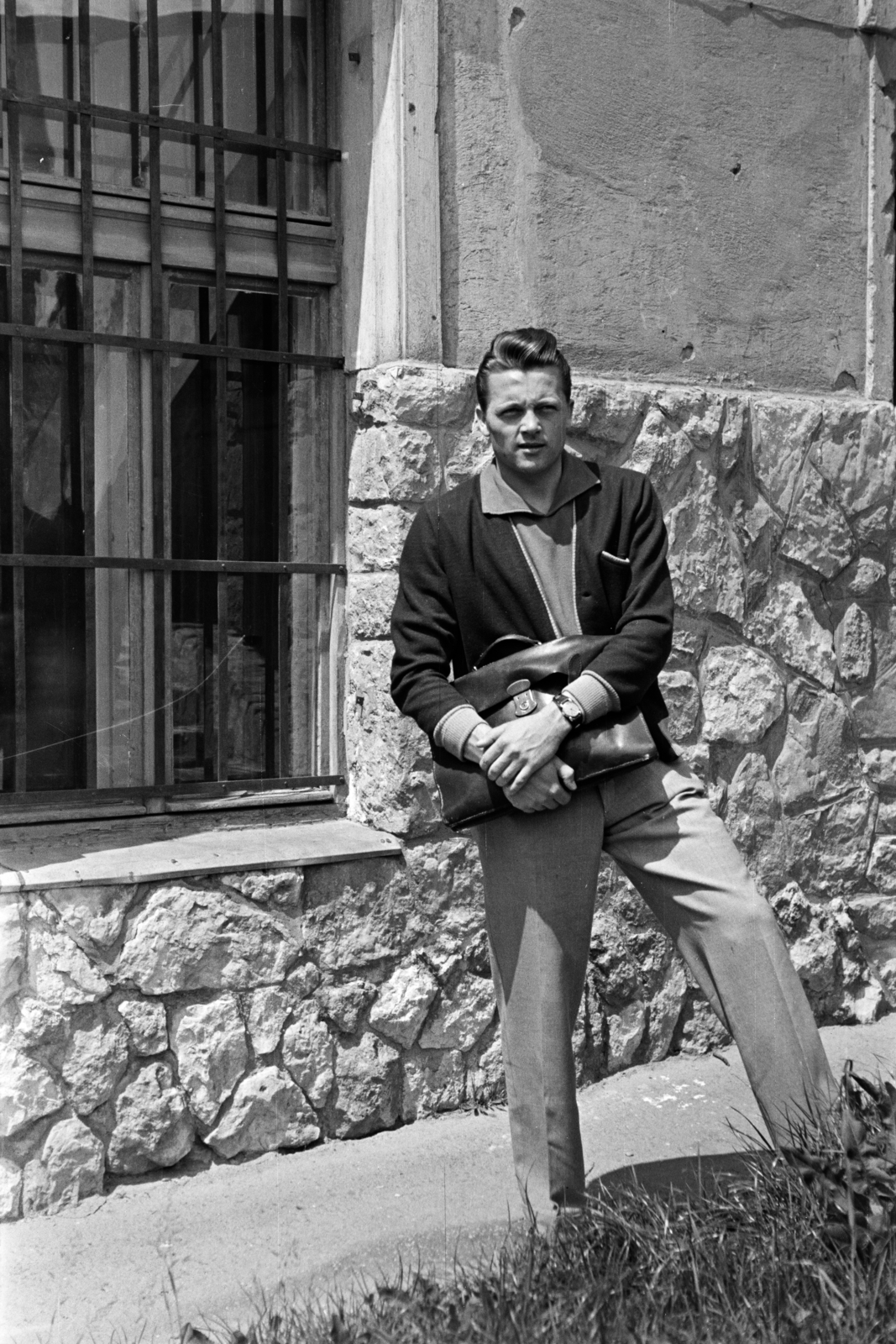 Hungary, Pécs, Pedagógiai Főiskola (később Pécsi Tudományegyetem)., 1955, Lipovits Károly, man, wrist watch, briefcase, freestone, window bars, hairdo, Fortepan #61720