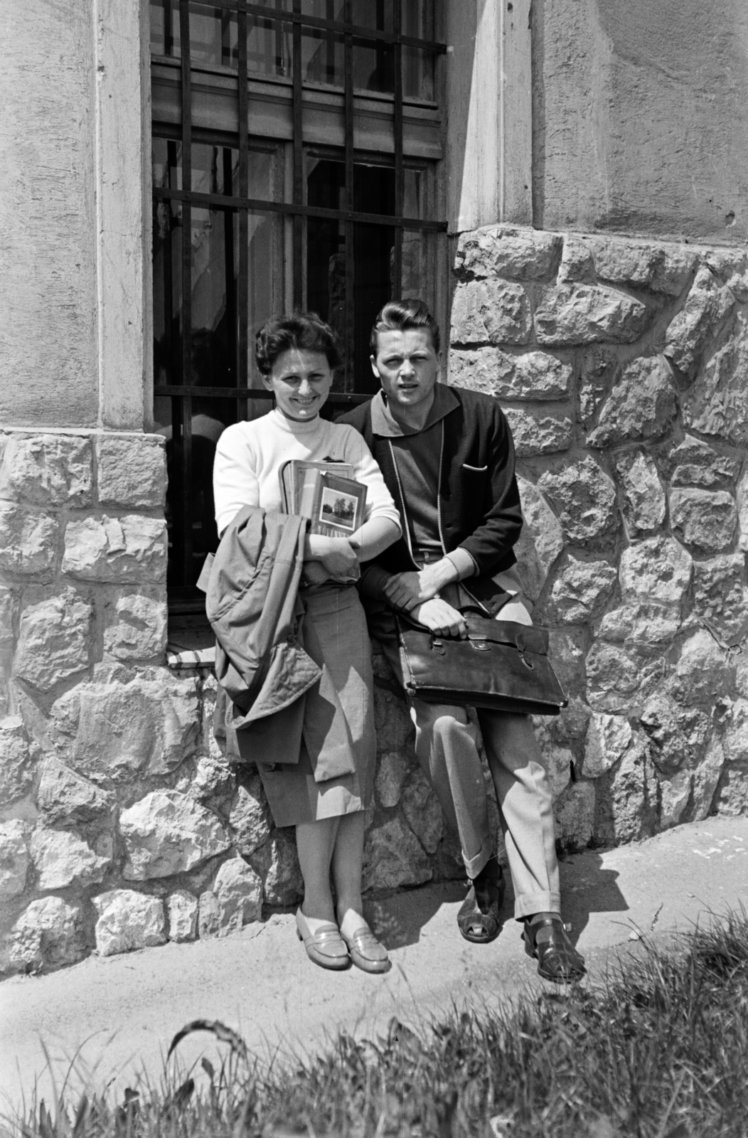 Hungary, Pécs, Pedagógiai Főiskola (később Pécsi Tudományegyetem)., 1955, Lipovits Károly, gentleman, lady, coat draped over arm, briefcase, freestone, window bars, Fortepan #61721