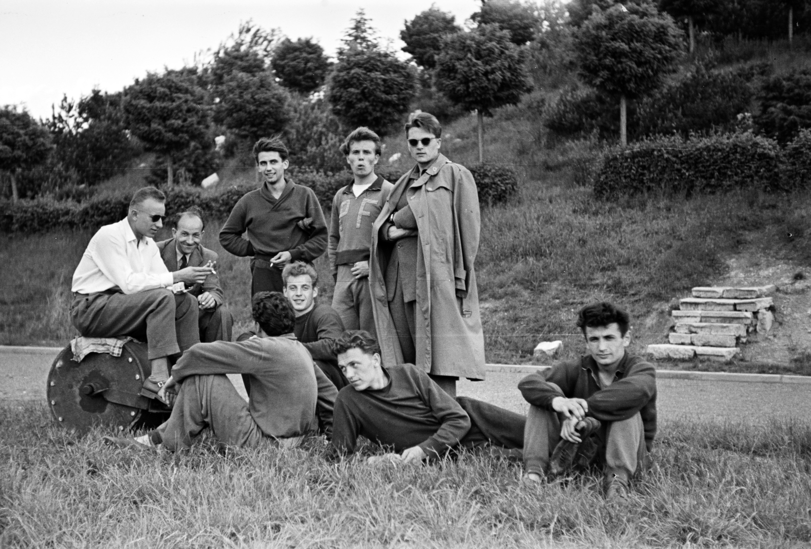 Hungary, Pécs, a felvétel a Pedagógiai Főiskola (később Pécsi Tudományegyetem) sportpályáján készült, háttérben a botanikus kert., 1955, Lipovits Károly, arms crossed over the chest, sweater, youth, coat, men, smoking, shades, Fortepan #61725