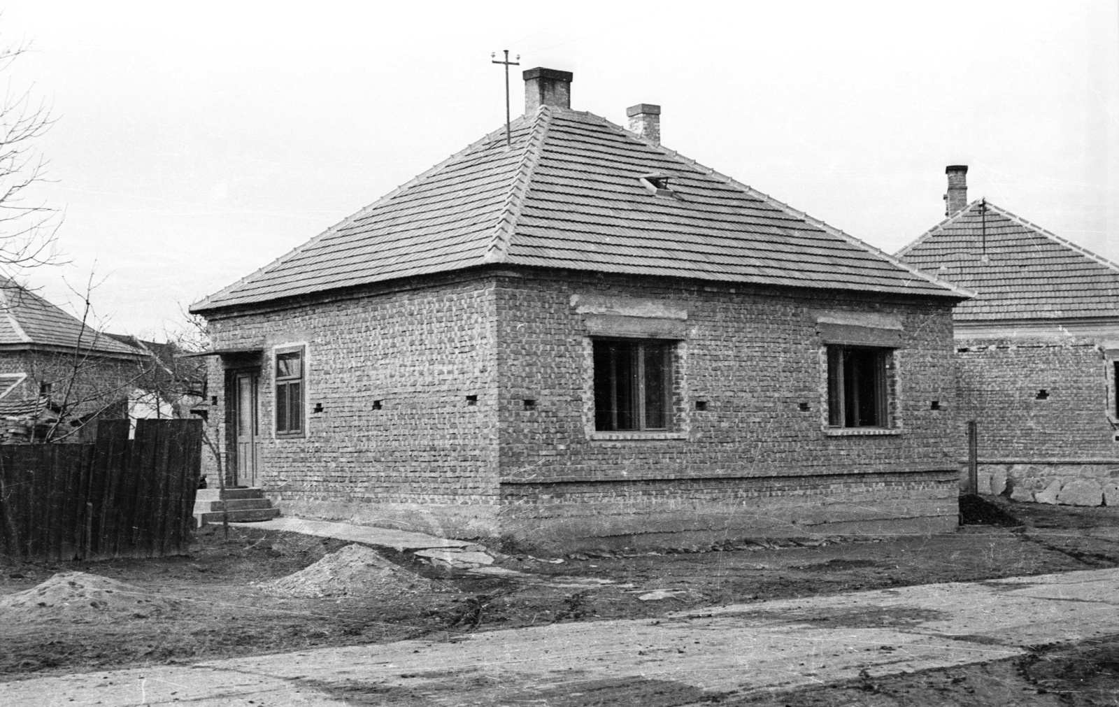 Magyarország, Csorna, a Béke út a Deák Ferenc utcánál., 1960, Lipovits Károly, falu, lakóház, Kádár-kocka, Fortepan #61758