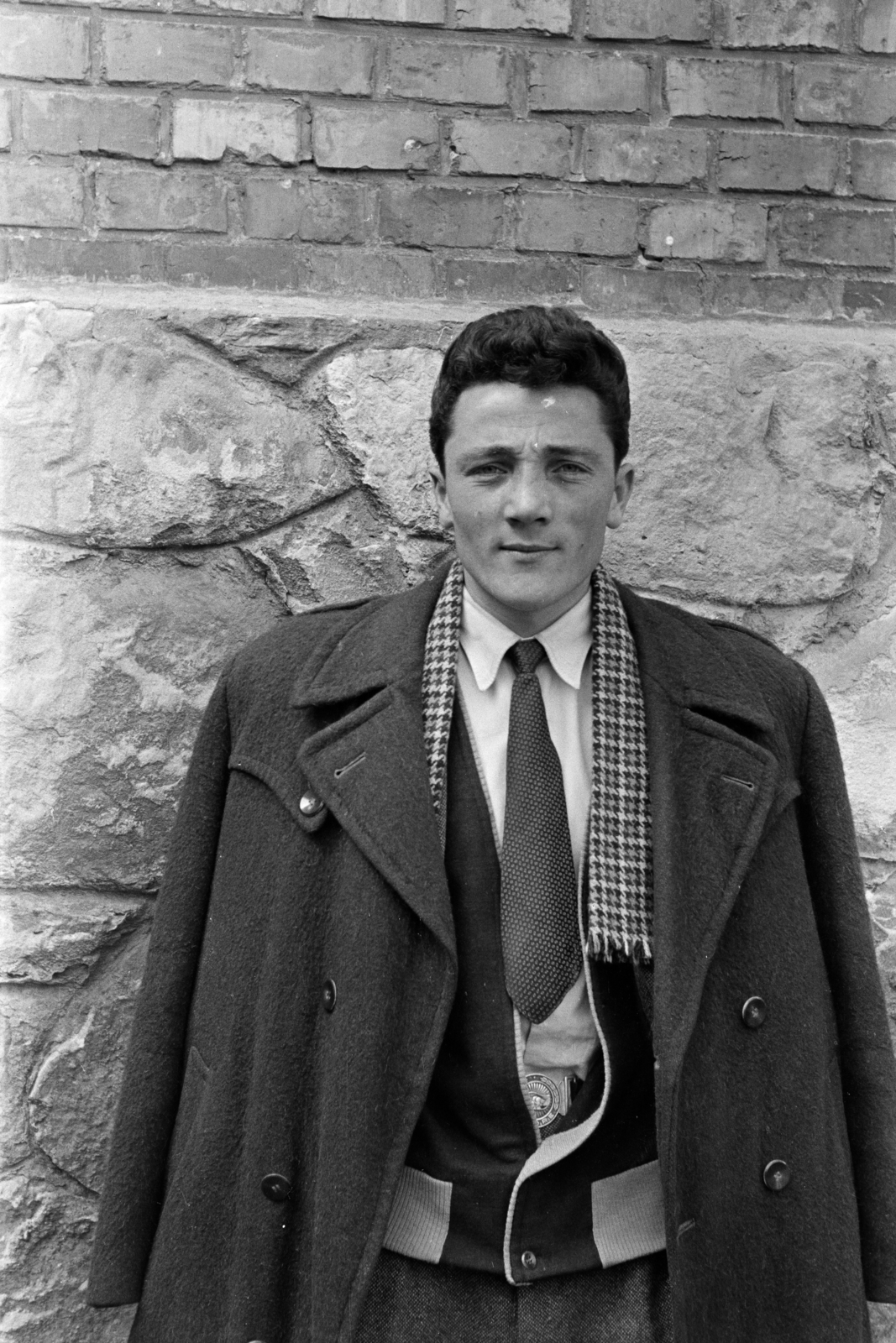 Magyarország, Pécs, a Pedagógiai Főiskola (később Pécsi Tudományegyetem)., 1959, Lipovits Károly, portré, nyakkendő, férfi, kabát, sál, úttörő, Fortepan #61762