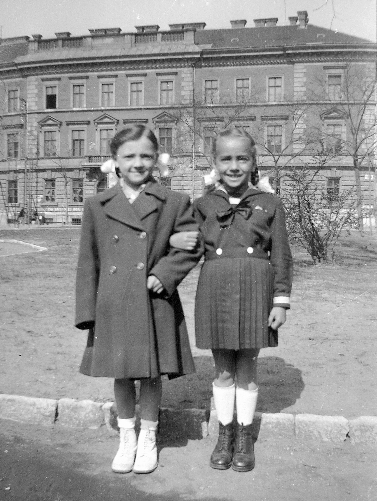 Hungary, Budapest VI., Hunyadi tér, szemben a 13-as számú ház., 1949, Fortepan, portrait, Budapest, girl, double-breasted coat, ribbon, braid, Fortepan #6178