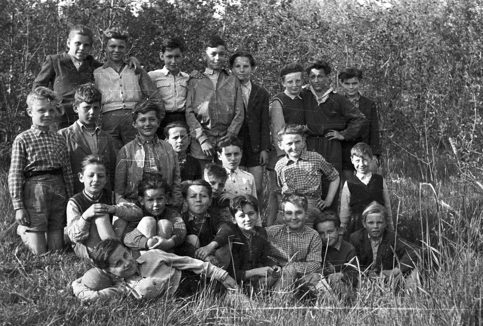 1958, Lipovits Károly, tableau, plaid shirt, boys, meadow, Fortepan #61796