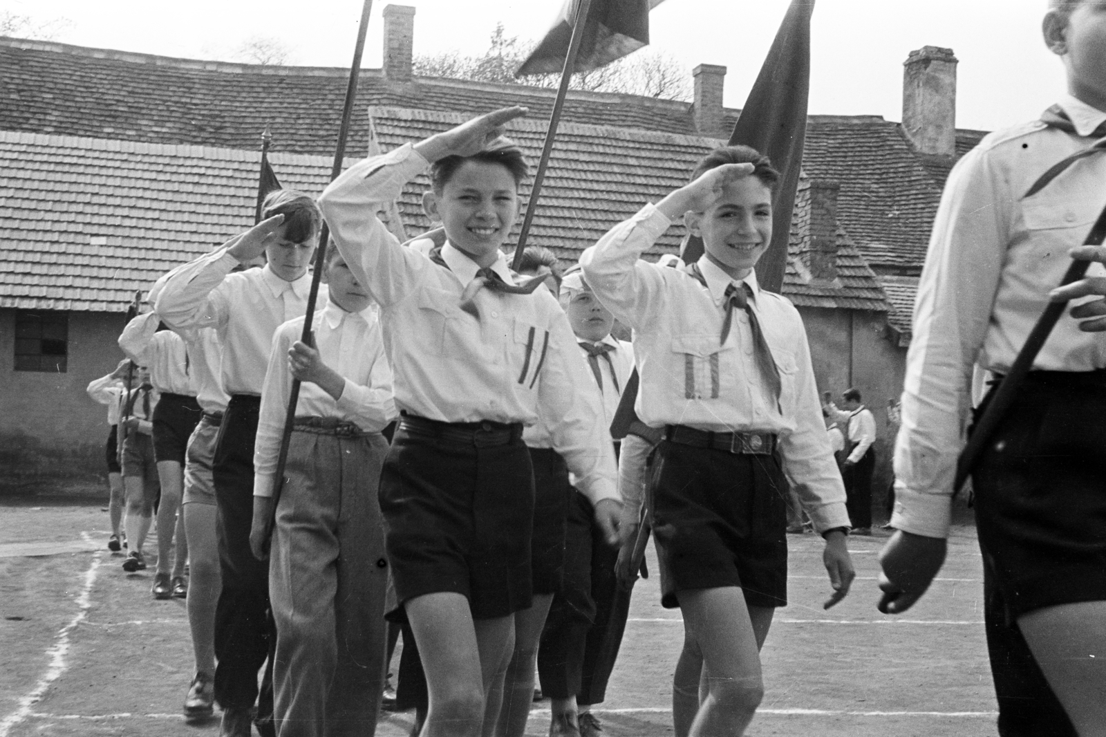 Hungary, Csorna, Árpád utca, általános iskola udvara., 1958, Lipovits Károly, pioneer, festive, salute, parade, Fortepan #61801