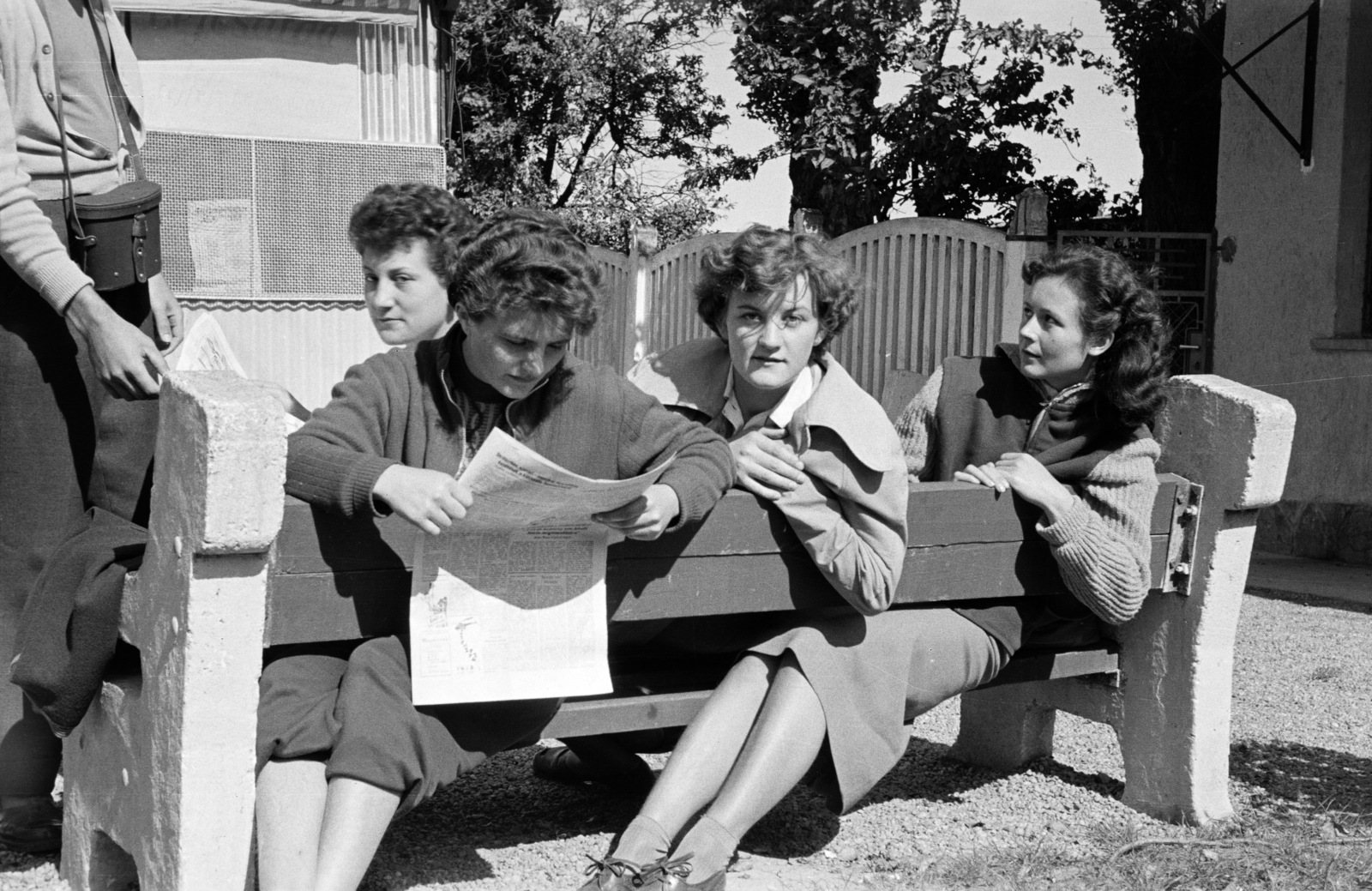 1956, Lipovits Károly, reading, newspaper, telescope, bench, train station, sitting reversely, Fortepan #61804