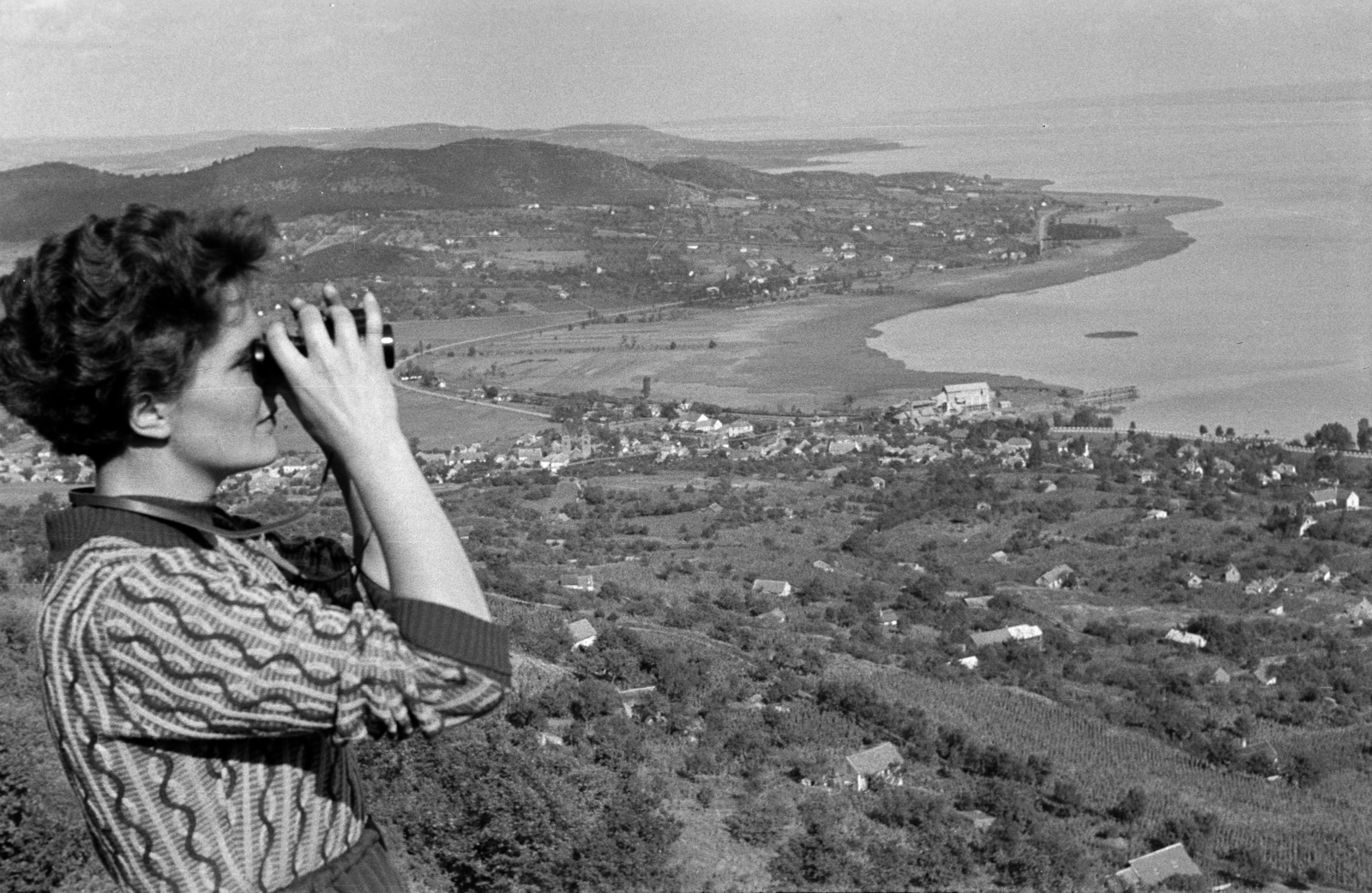 Hungary,Lake Balaton, Badacsonytomaj, kilátás Ábrahámhegy irányába., 1956, Lipovits Károly, telescope, view, Fortepan #61810