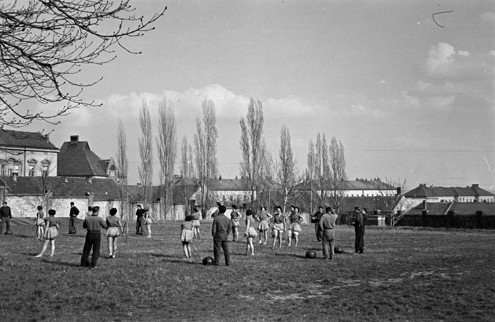 Hungary, Pécs, a Pedagógiai Főiskola (később Pécsi Tudományegyetem) kertje, háttérben a Pannónia Sörgyár és a Rókus utca épületei., 1956, Lipovits Károly, workout clothes, medicine ball, hula hoop, Fortepan #61833