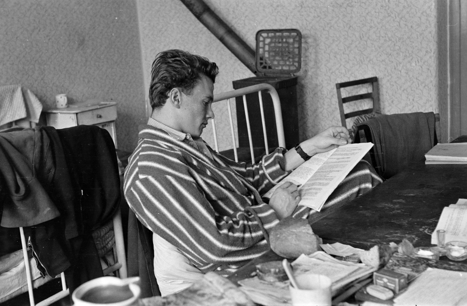 Hungary, Pécs, a Pedagógiai Főiskola (később Pécsi Tudományegyetem) kollégiuma., 1957, Lipovits Károly, reading, iron stove, interior, bathrobe, iron bed, student dorm, Fortepan #61846