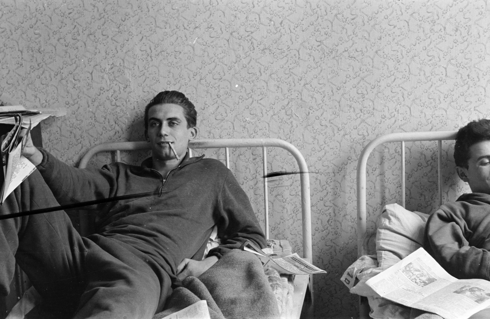Hungary, Pécs, a Pedagógiai Főiskola (később Pécsi Tudományegyetem) kollégiuma., 1957, Lipovits Károly, workout clothes, iron bed, student dorm, berth, Fortepan #61848