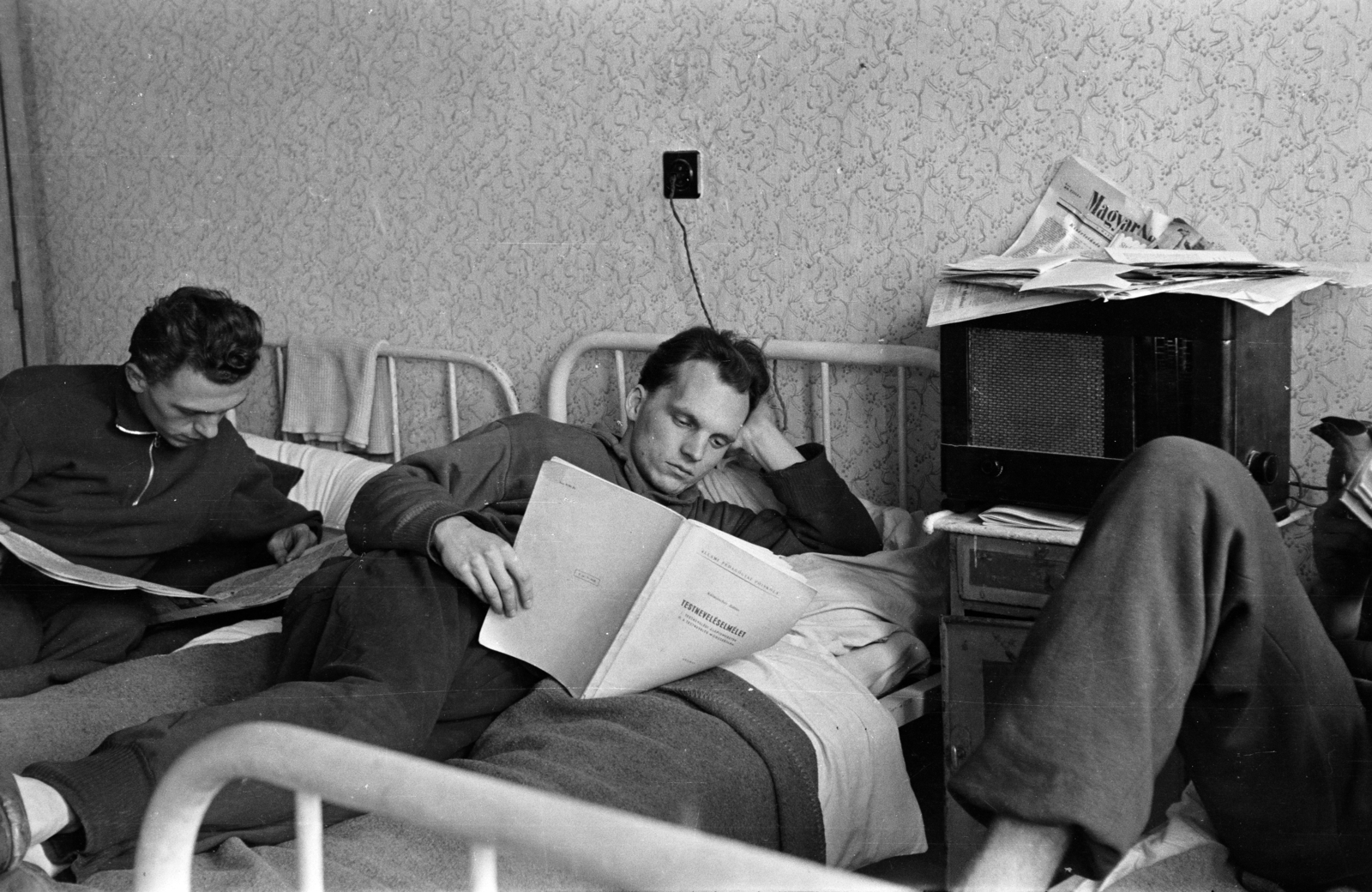 Magyarország, Pécs, a Pedagógiai Főiskola (később Pécsi Tudományegyetem) kollégiuma., 1957, Lipovits Károly, olvasás, rádió, újság, vaságy, kollégium, fekhely, Fortepan #61850