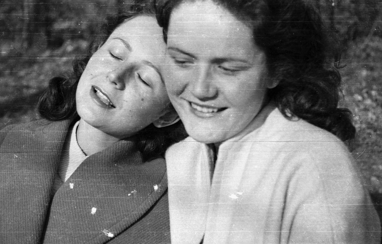 Hungary, Pécs, a Pedagógiai Főiskola (később Pécsi Tudományegyetem) kertje., 1957, Lipovits Károly, women, double portrait, Fortepan #61855