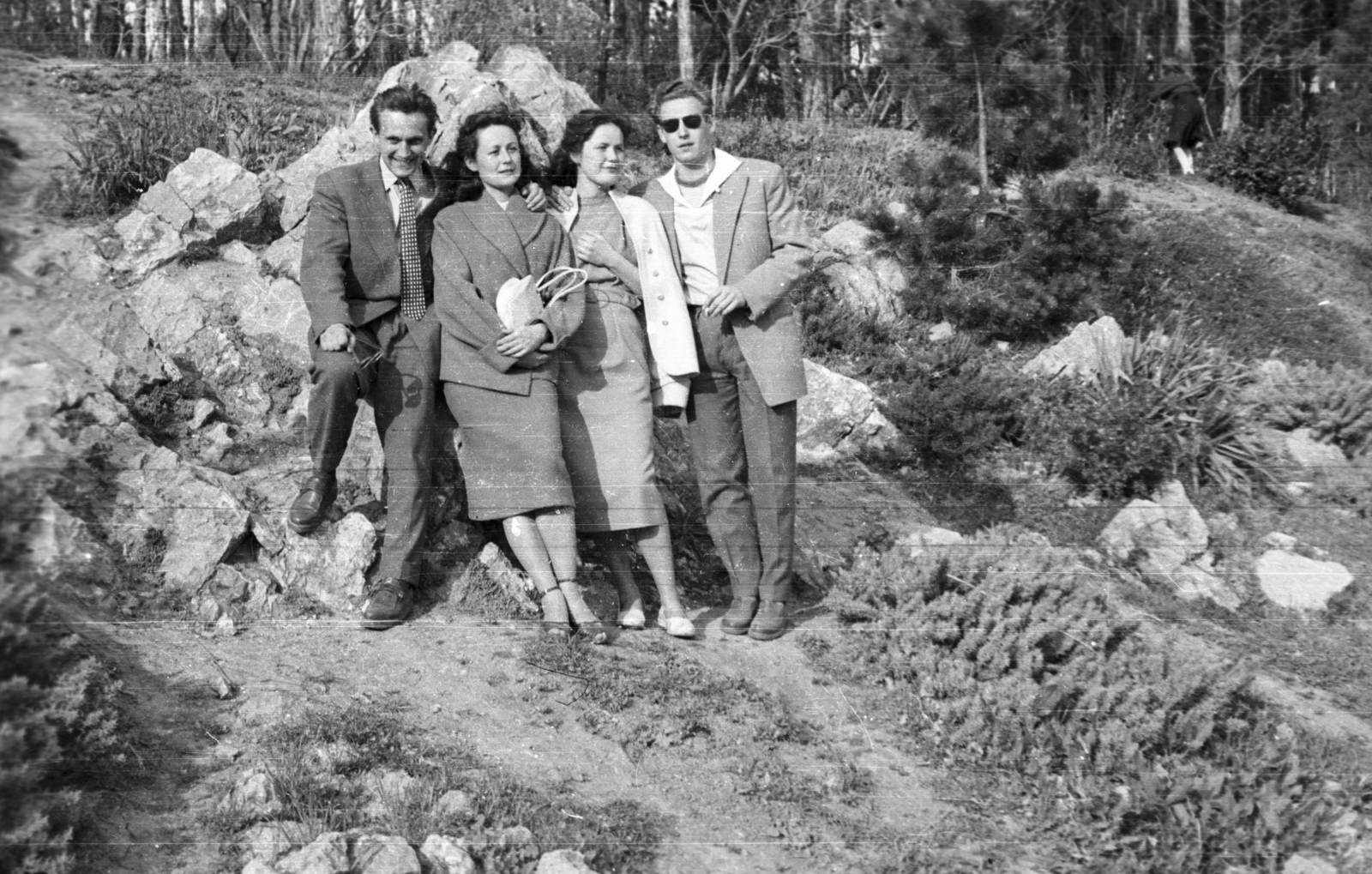 Hungary, Pécs, a felvétel a Pedagógiai Főiskola (később Pécsi Tudományegyetem) botanikus kertjében készült., 1957, Lipovits Károly, fashion, tableau, shades, handbag, Fortepan #61858