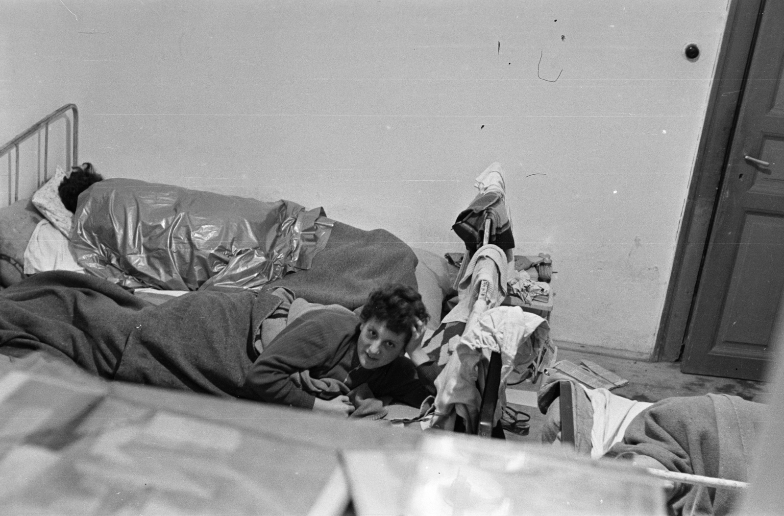 1955, Lipovits Károly, kollégium, fekhely, esőkabát, Fortepan #61885