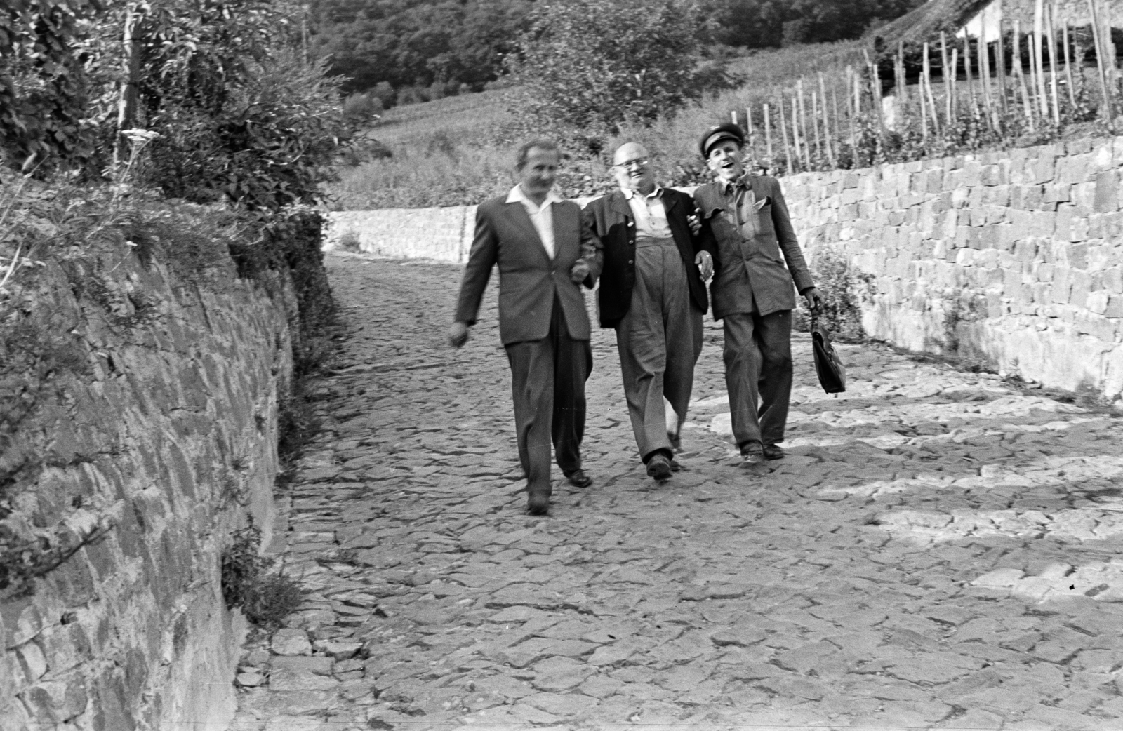 Hungary,Lake Balaton, Badacsonytomaj, Kisfaludy Sándor utca., 1955, Lipovits Károly, uniform, fun, Best of, three people, Fortepan #61887