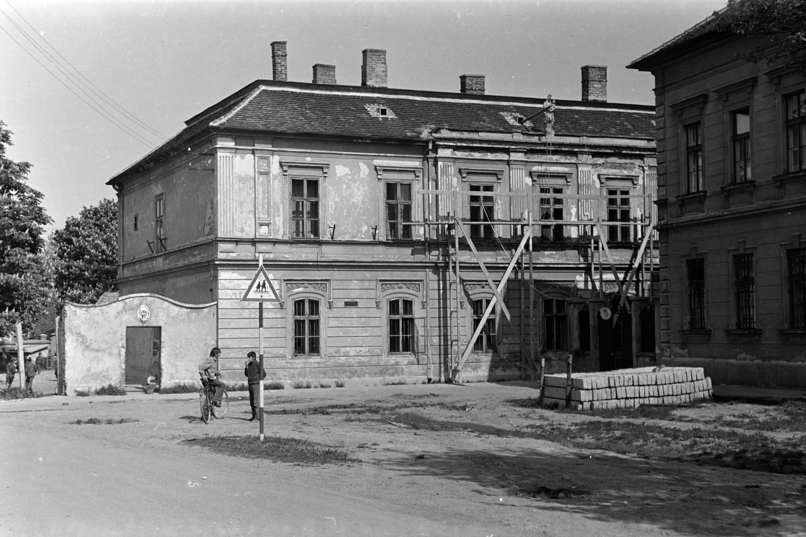 Magyarország, Csorna, Andrássy utca, szemben az Általános Iskola (később II. Rákóczi Ferenc Katolikus Közoktatási Központ)., 1957, Lipovits Károly, iskola, építkezés, jelzőtábla, Fortepan #61921