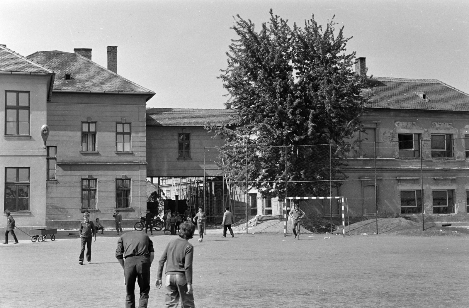 Hungary, Csorna, Andrássy utca 27., iskolaudvar (később II. Rákóczi Ferenc Katolikus Közoktatási Központ)., 1957, Lipovits Károly, school yard, Fortepan #61925