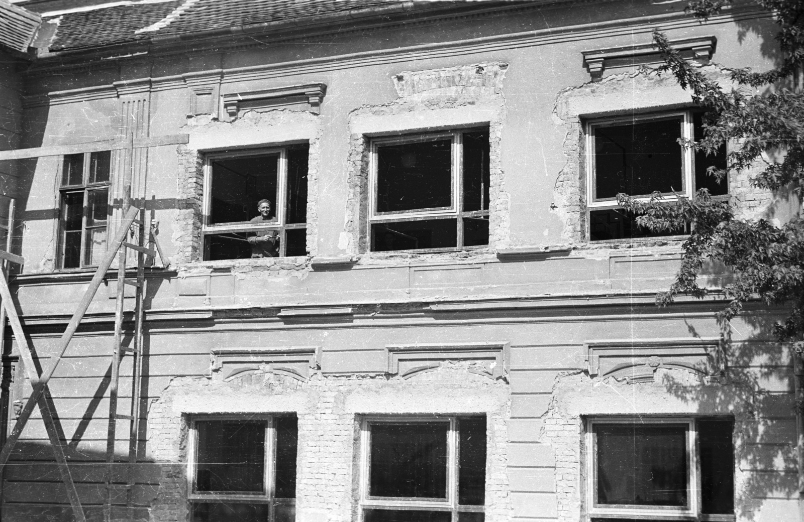 Hungary, Csorna, Andrássy utca 27., iskolaépület (később II. Rákóczi Ferenc Katolikus Közoktatási Központ)., 1957, Lipovits Károly, construction, window, scaffolding, Fortepan #61926