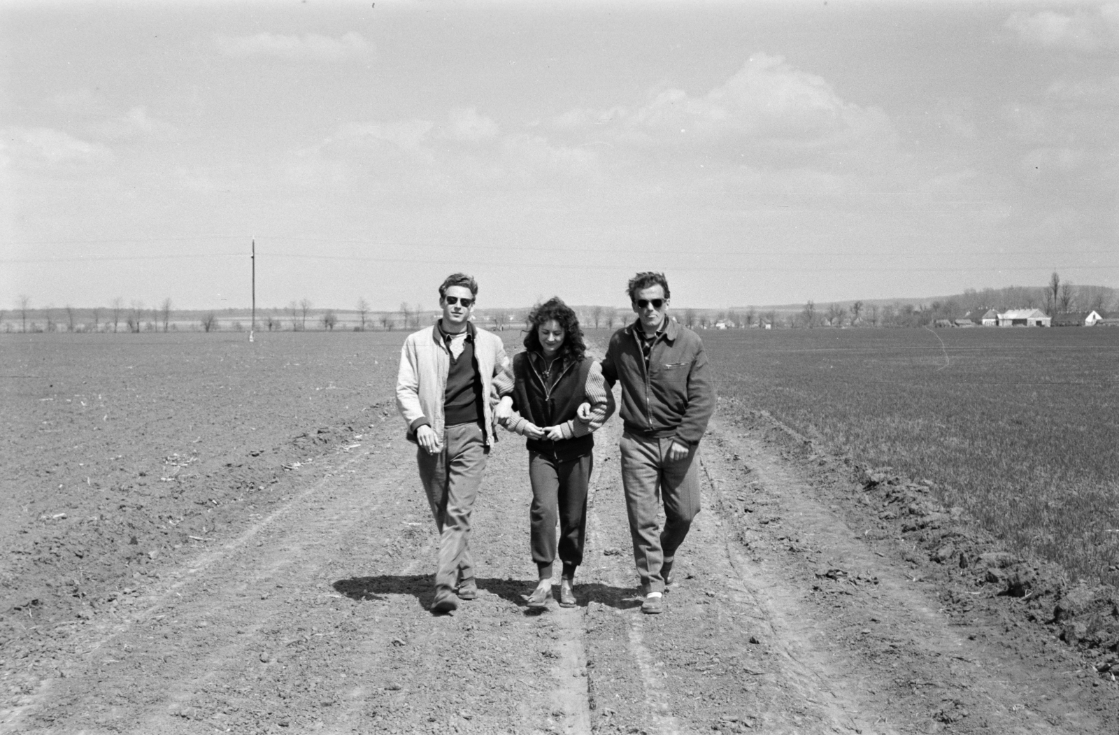 1958, Lipovits Károly, shades, dirt road, youth, hold upper arms, three people, Fortepan #61940