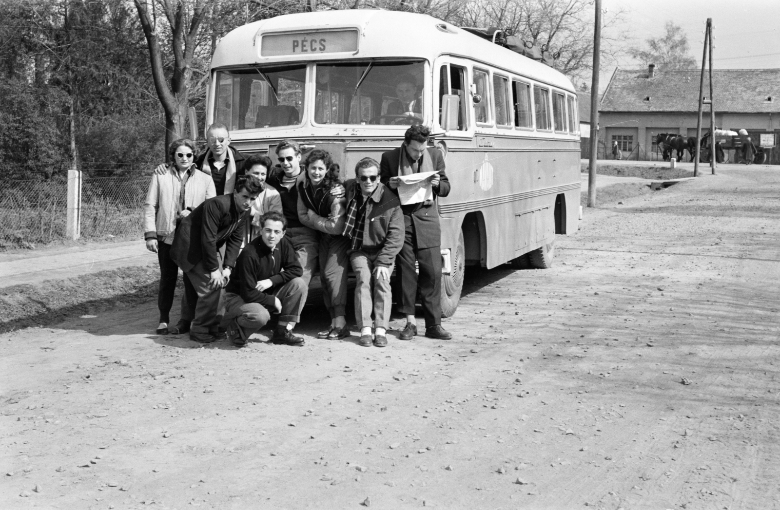 Hungary, Szentlőrinc, Erzsébet utca, a háttérben balra a Munkácsy Mihály utca., 1958, Lipovits Károly, excursion, bus, Ikarus-brand, MÁVAUT-organisation, student, destination sign, Fortepan #61944