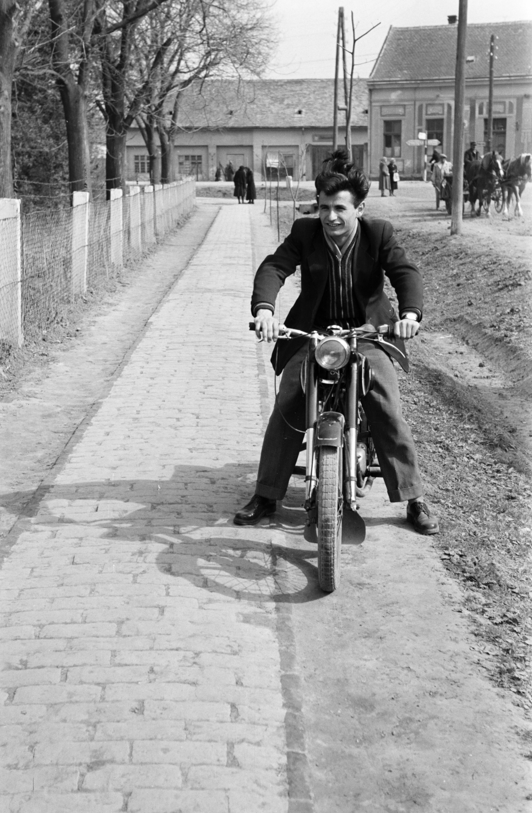 Hungary, Szentlőrinc, Erzsébet utca, a háttérben balra a Munkácsy Mihály utca, jobbra a Pécsi utca., 1958, Lipovits Károly, motorcycle, Fortepan #61946