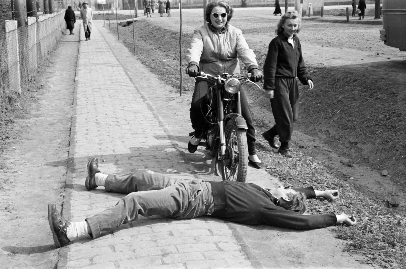 Hungary, Szentlőrinc, Erzsébet utca, a háttérben balra a Munkácsy Mihály utca, jobbra a Pécsi utca., 1958, Lipovits Károly, motorcycle, fun, Danuvia-brand, jesting, Fortepan #61947