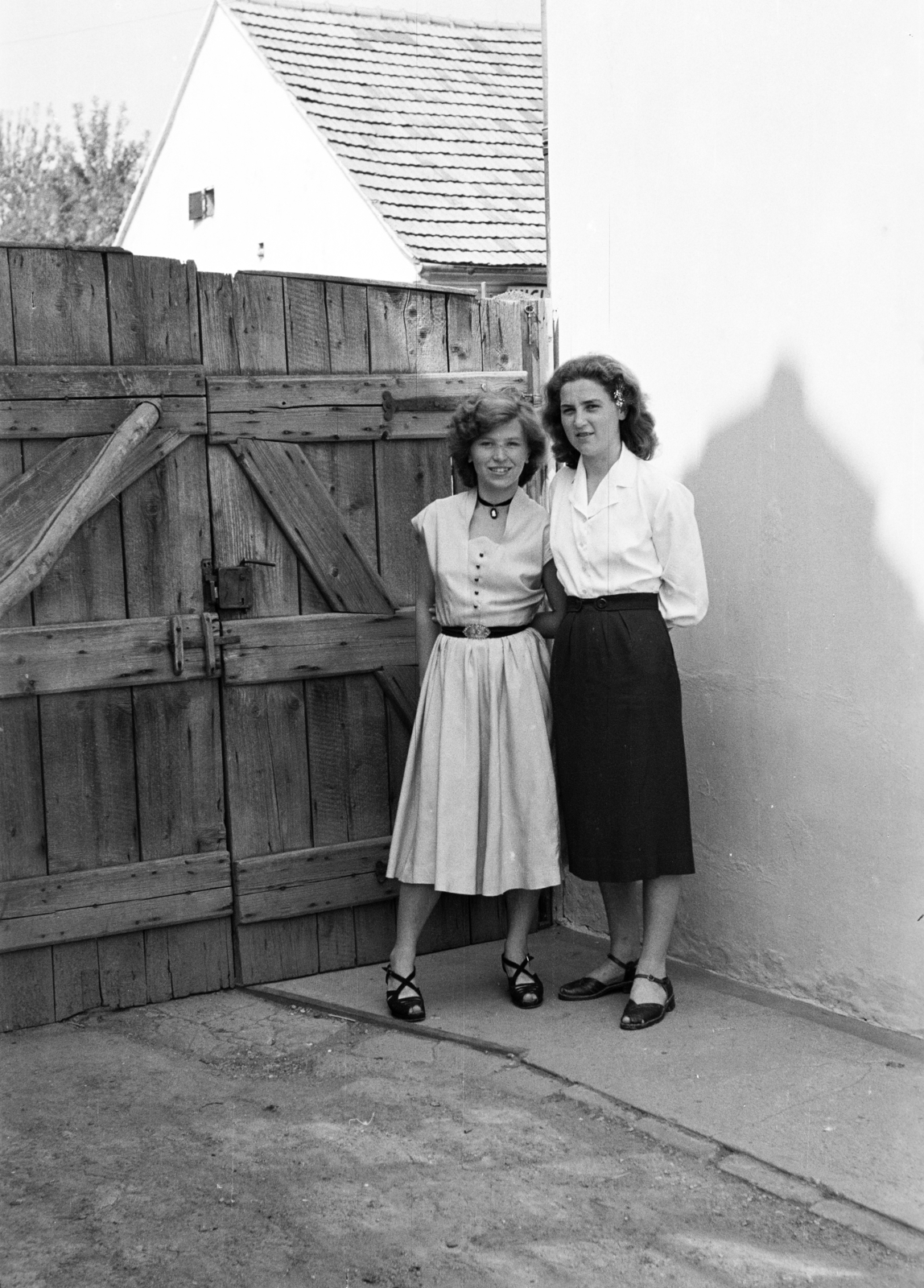 1955, Lipovits Károly, gate, hands behind the back, Fortepan #61971