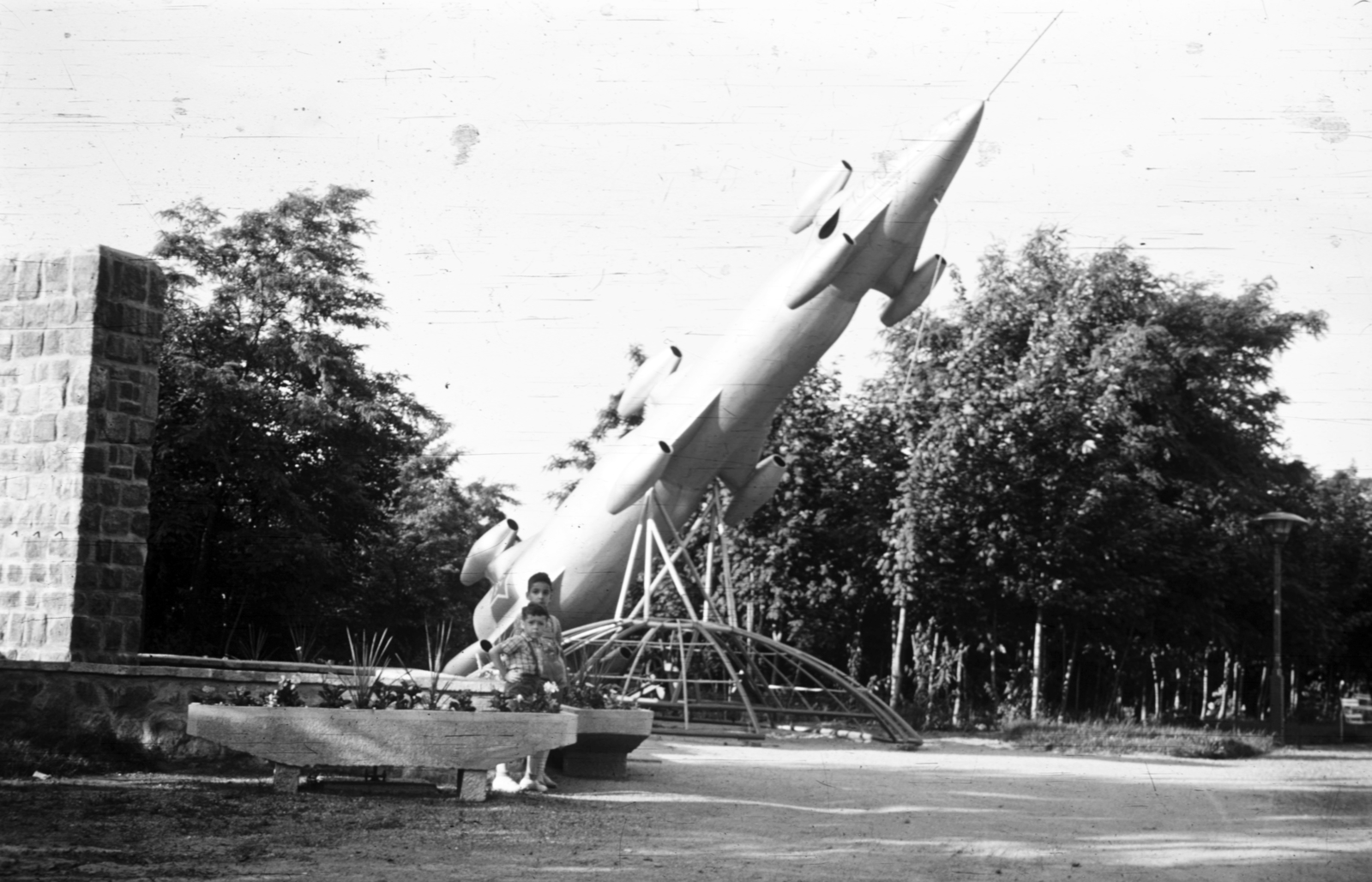 Hungary, Dunaújváros, (Sztálinváros), Vidám Park., 1961, A R, square, summer, rocket, boys, planter, Fortepan #61994