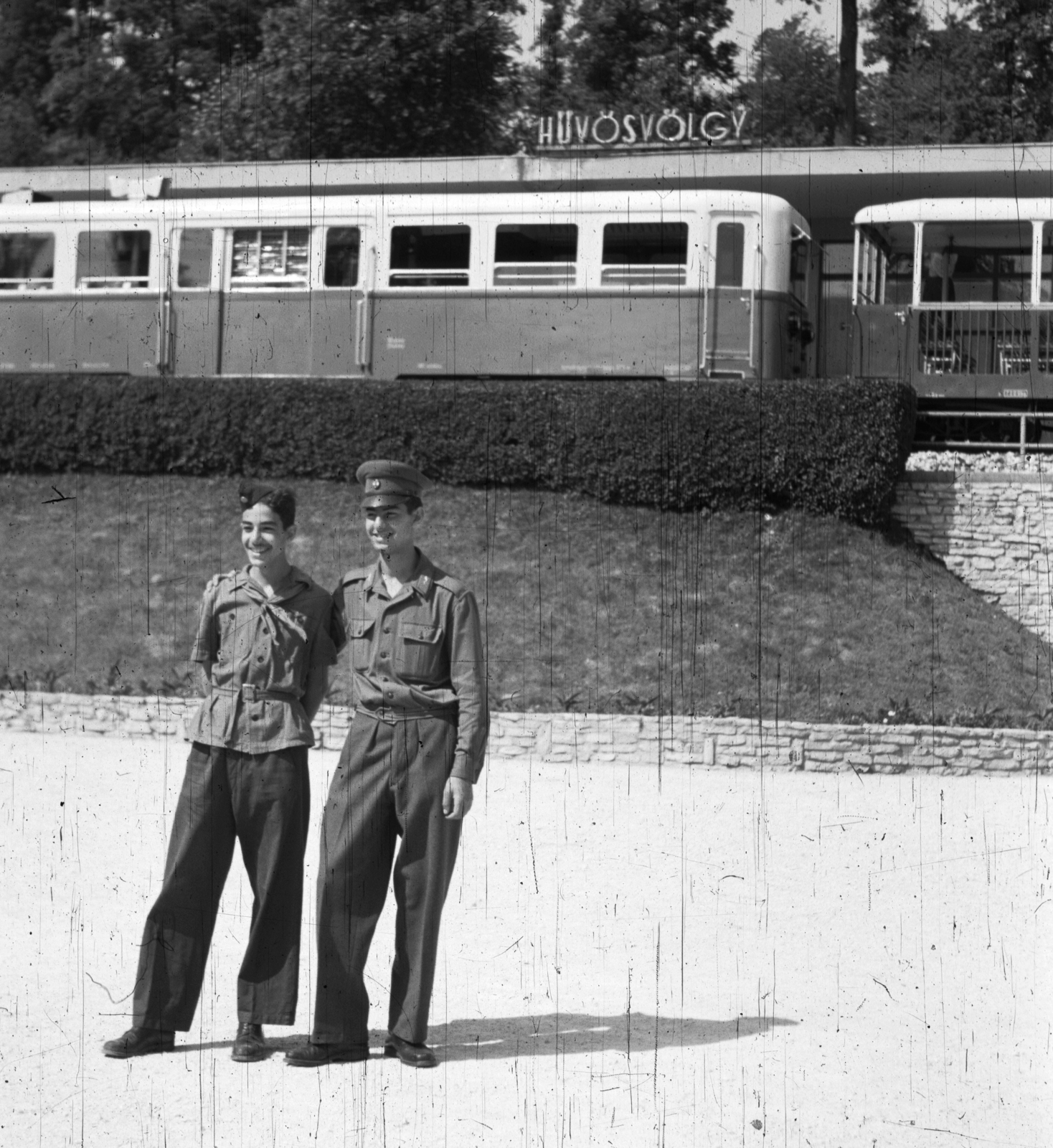 Hungary, Budapest II., Gyermekvasút (Úttörővasút) végállomása., 1961, A R, uniform, railroader, double portrait, Ganz-brand, place-name signs, Hungarian soldier, Children's railway, Budapest, Fortepan #61995