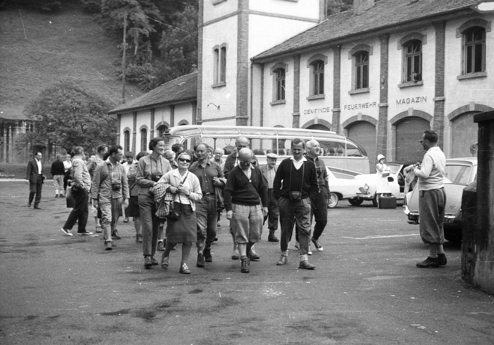 Switzerland, Altdorf, Marktgasse, Winkel rendezvényépület., 1966, A R, bus, tourist, Fortepan #62014