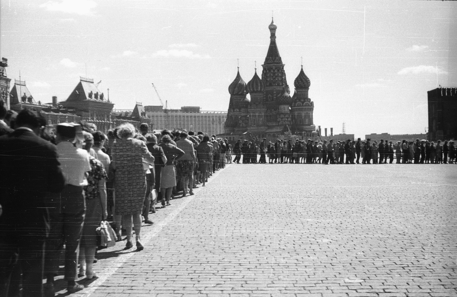 Oroszország, Moszkva, Vörös tér, sorban állók a Lenin mauzóleumhoz. Háttérben a Vaszilij Blazsennij székesegyház., 1967, A R, Szovjetunió, kockakő, sorbanállás, hagymakupola, székesegyház, Posztnik Jakovlev-terv, Fortepan #62026