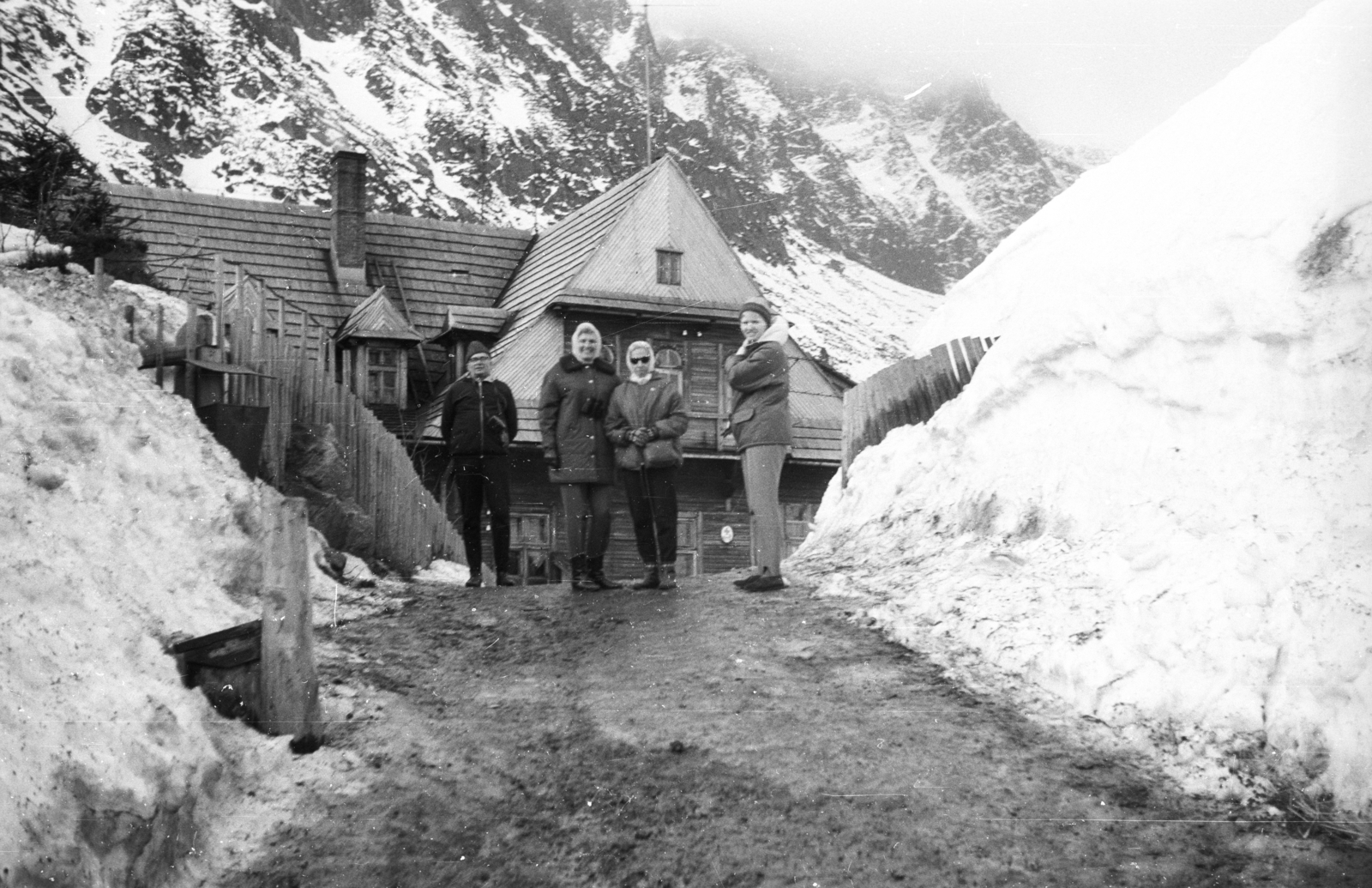 Lengyelország,Lengyel Magas-Tátra, Tátra Nemzeti Park, menedékház a Morskie Oko (Halastó) mellett., 1969, A R, hó, Tátra hegység, Fortepan #62034