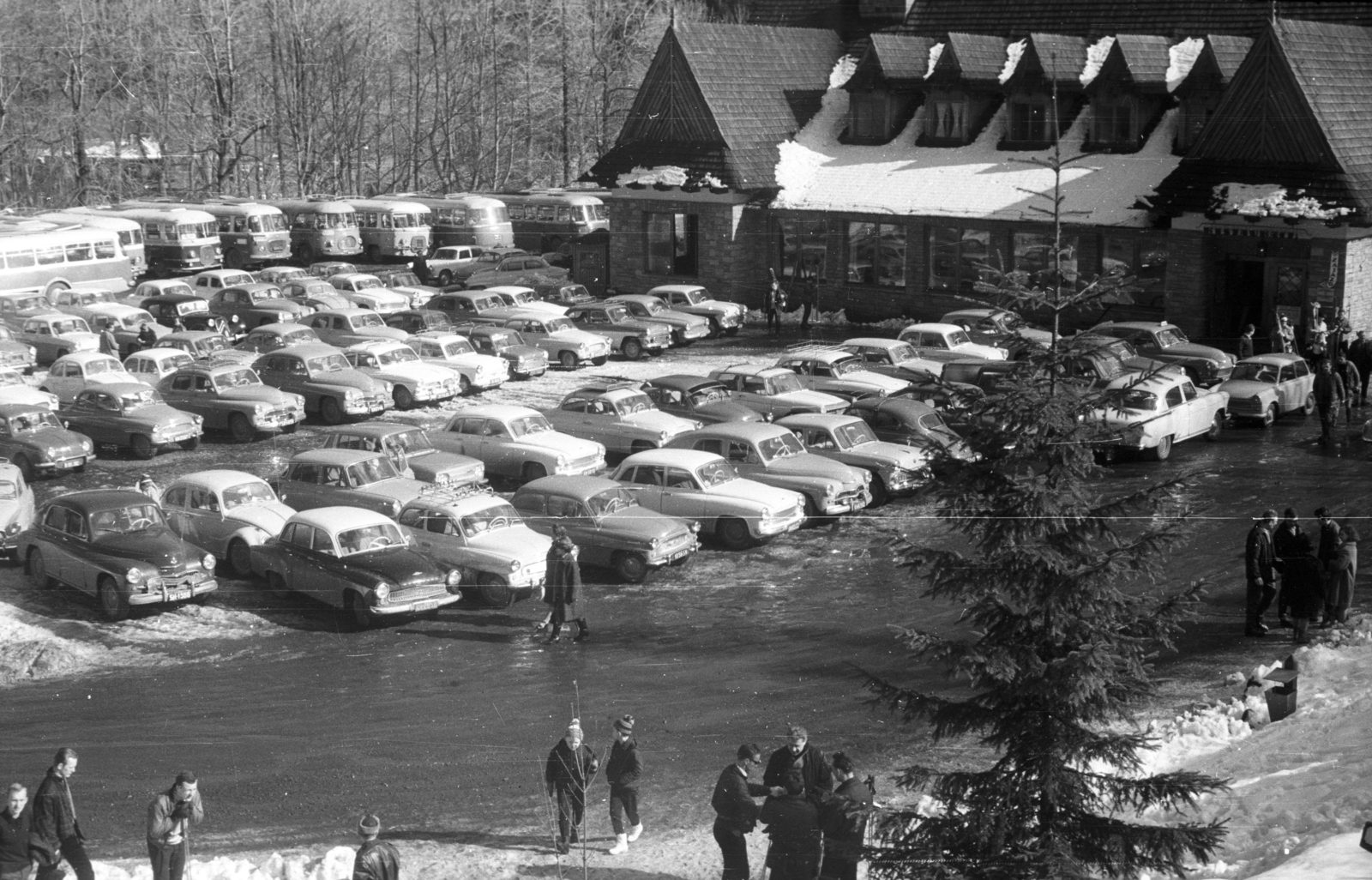 Poland,Tatry Wysokie, Zakopane, Kuznice városrész, a Kasprowy csúcshoz tartó kabinos kötélpálya alsó végállomása előtti parkoló,.Kuznice vendéglő., 1969, A R, snow, bus, Trabant-brand, Skoda-brand, Wartburg-brand, car park, automobile, Tatra Mountains, Fortepan #62036