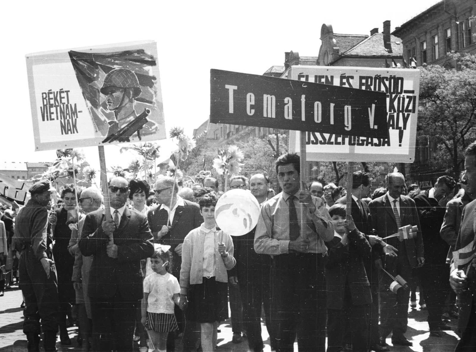 Hungary, Budapest VII.,Budapest XIV., Dózsa György út (Felvonulási tér) a Peterdy utcánál, május 1-i felvonulás., 1962, A R, socialism, march, 1st of May parade, Budapest, Fortepan #62040