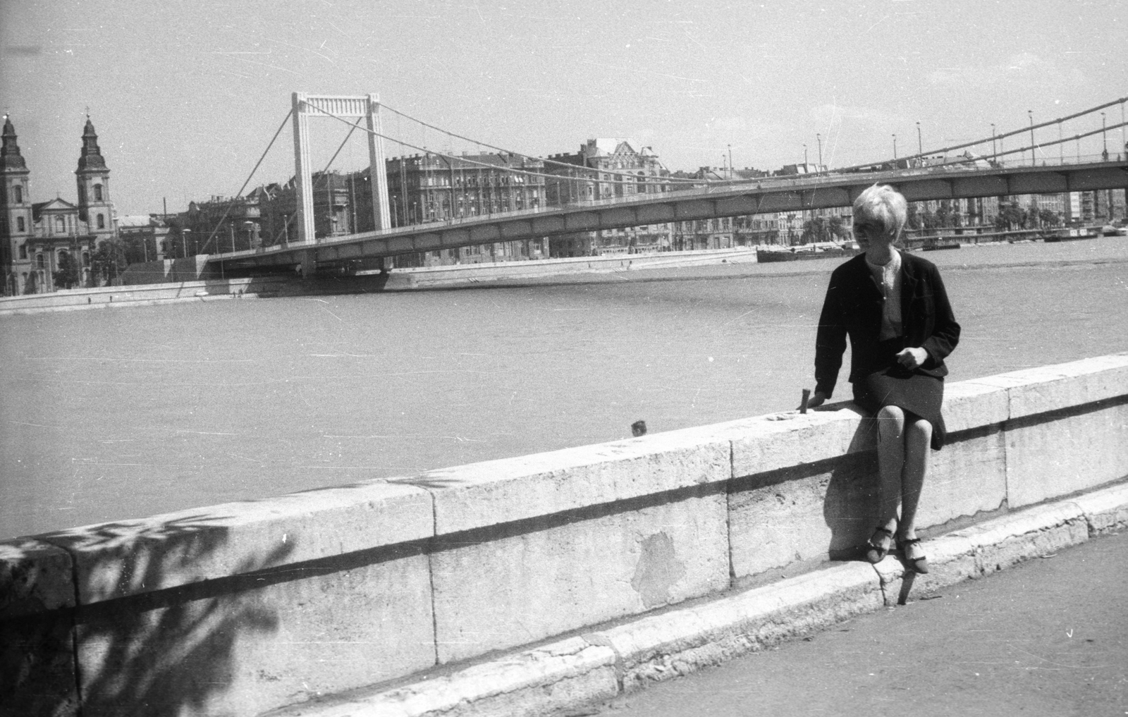Hungary, Budapest I., Várkert (Groza Péter) rakpart, az Erzsébet híd pesti hídfőjénél a Belvárosi templom., 1966, A R, Danube, Budapest, suspension bridge, Pál Sávoly-design, Fortepan #62041