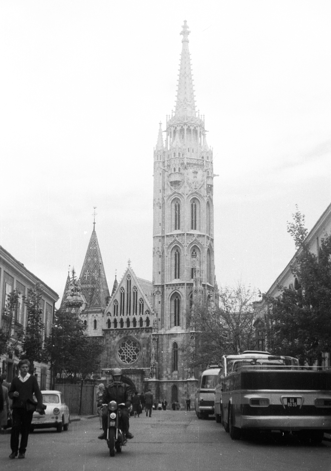 Hungary, Budapest I., Szentháromság utca, szemben a Mátyás-templom., 1966, A R, bus, Hungarian brand, Ikarus-brand, Ikarus 620, sightseeing, Budapest, Fortepan #62043