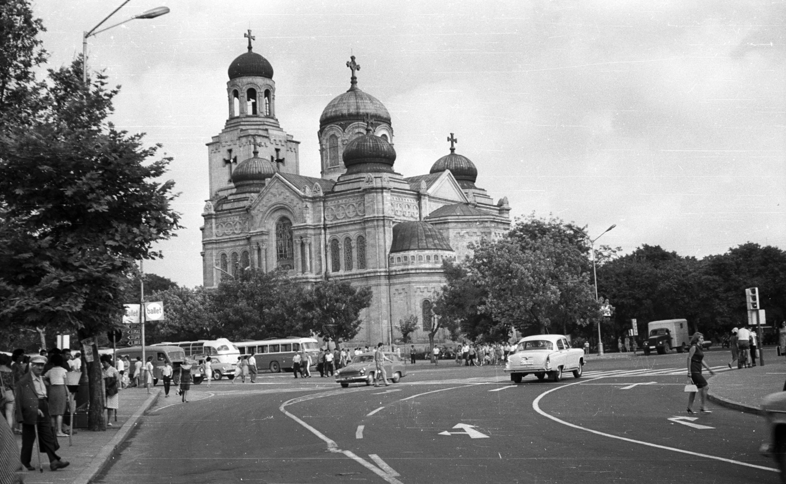 Bulgária, Várna, ulica Preszlav, szemben a Szűz Mária mennybemenetele katedrális., 1968, A R, Fortepan #62055