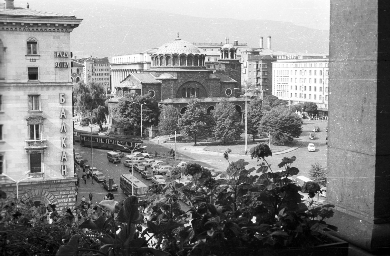 Bulgaria, Sofia, kilátás a Minisztertanács épületéből a plosad Szveta Nedelja (plosad Lenin) felé, középen a Szveta Nedelja (Szent Vasárnap) templom., 1968, A R, hotel, socialist realism, Cathedral, Cyrillic alphabet, Byzantine Revival architecture, Bulgarian Orthodox Church, Ivan Vasilyov-design, Dimitar Tsolov-design, Fortepan #62071