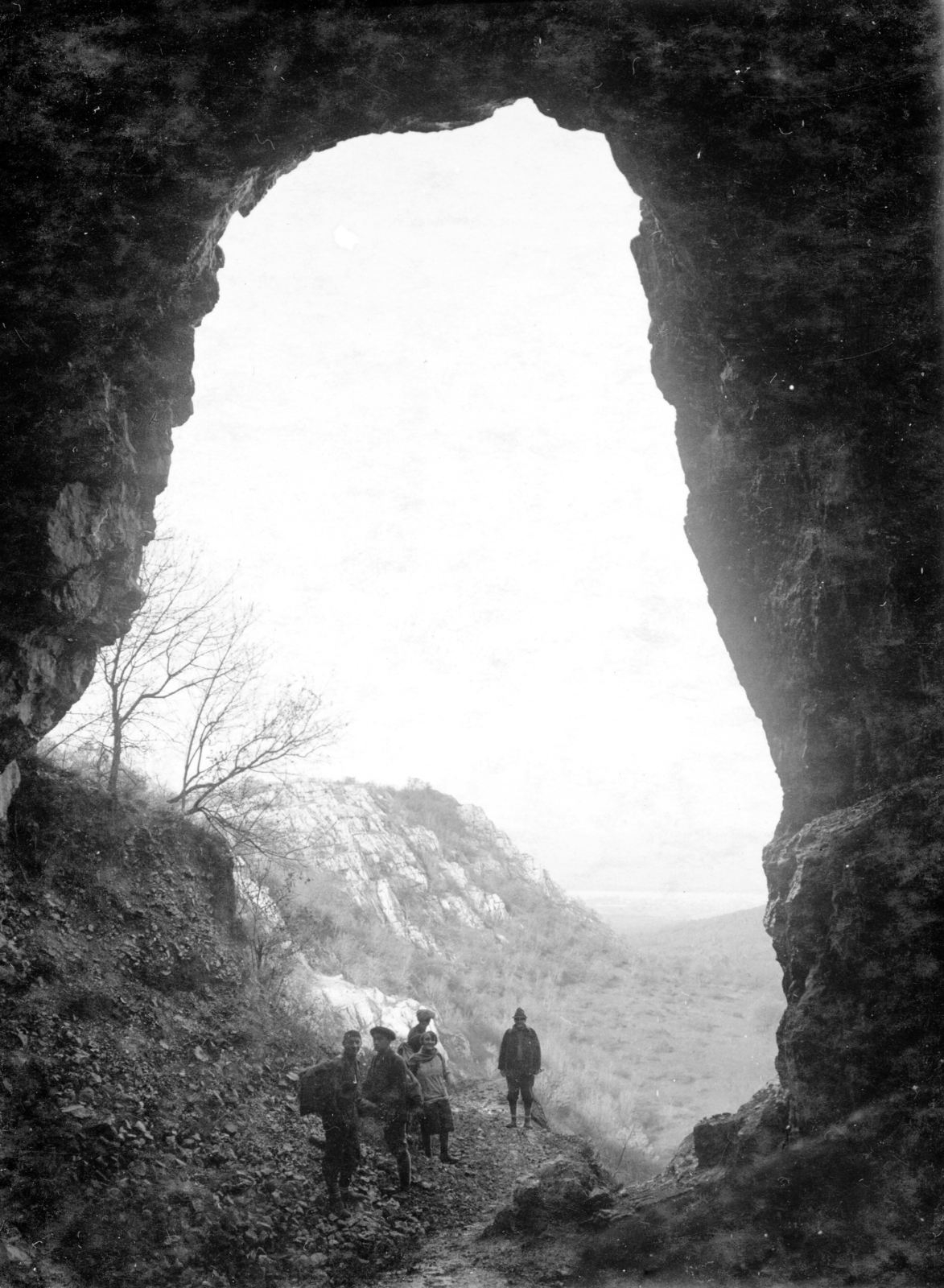 Magyarország, Bajót, kilátás a Jankovich-barlangból., 1930, A R, barlang, Fortepan #62132