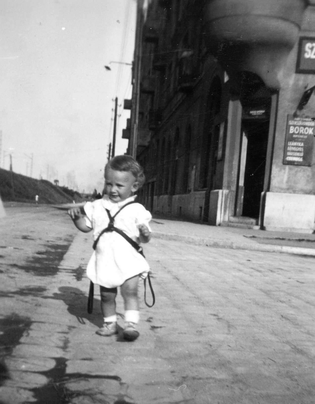 Hungary, Budapest XI., Dombovári út a Fehérvári út felől, jobbra az 1. számú ház., 1939, A R, kid, kid's attire, Budapest, Fortepan #62148