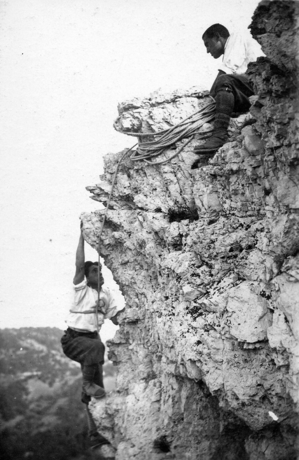 Hungary, Pilisszentiván, Ördög-torony., 1932, A R, rock, Mountaineering, hill climbing, crag, sitting on a rock, Fortepan #62180