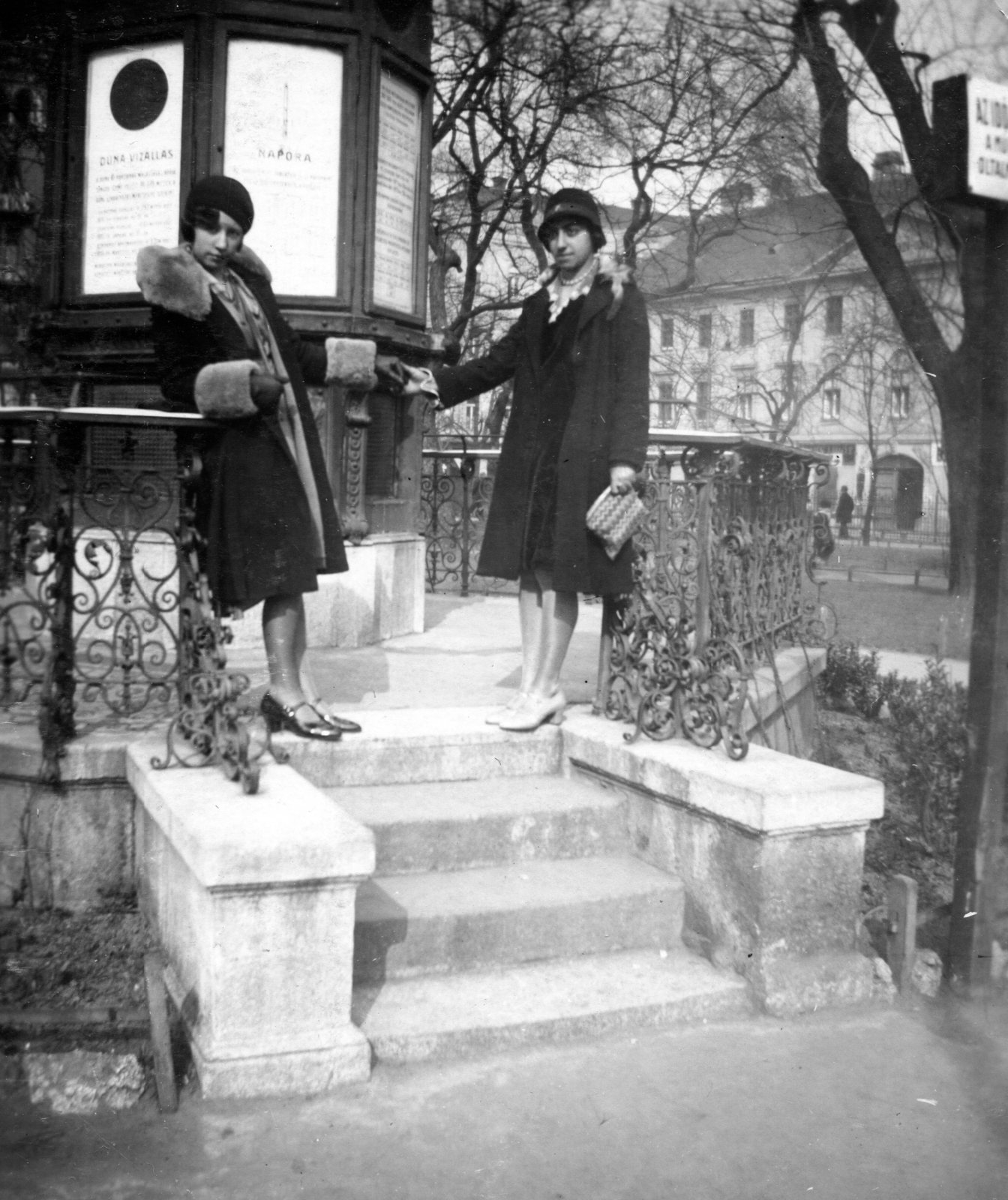 Hungary, Budapest V., Erzsébet tér, időjelző házikó. A háttérben jobbra lévő ház az Erzsébet tér 15., a József Attila (gróf Tisza István) utca sarkán., 1930, A R, fashion, railing, stairs, friendship, Budapest, disappeared, Fortepan #62188