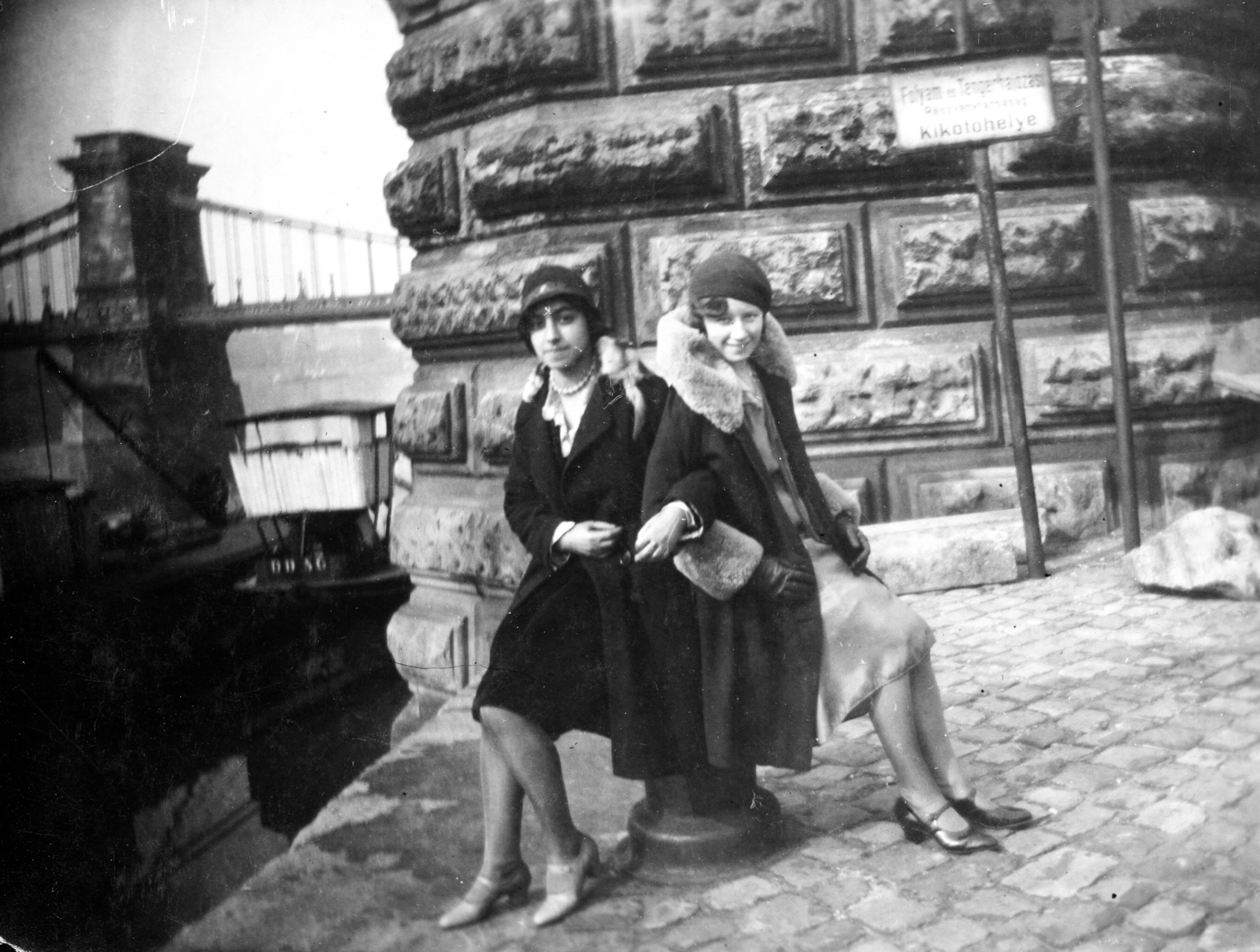 Magyarország, Budapest V., pesti alsó rakpart, háttérben a Széchenyi Lánchíd., 1930, A R, divat, kalap, barátság, kikötő, hídfő, kettős portré, kabát, tábla, kikötőbak, Budapest, függőhíd, William Tierney Clark-terv, kart karba öltve, Fortepan #62189