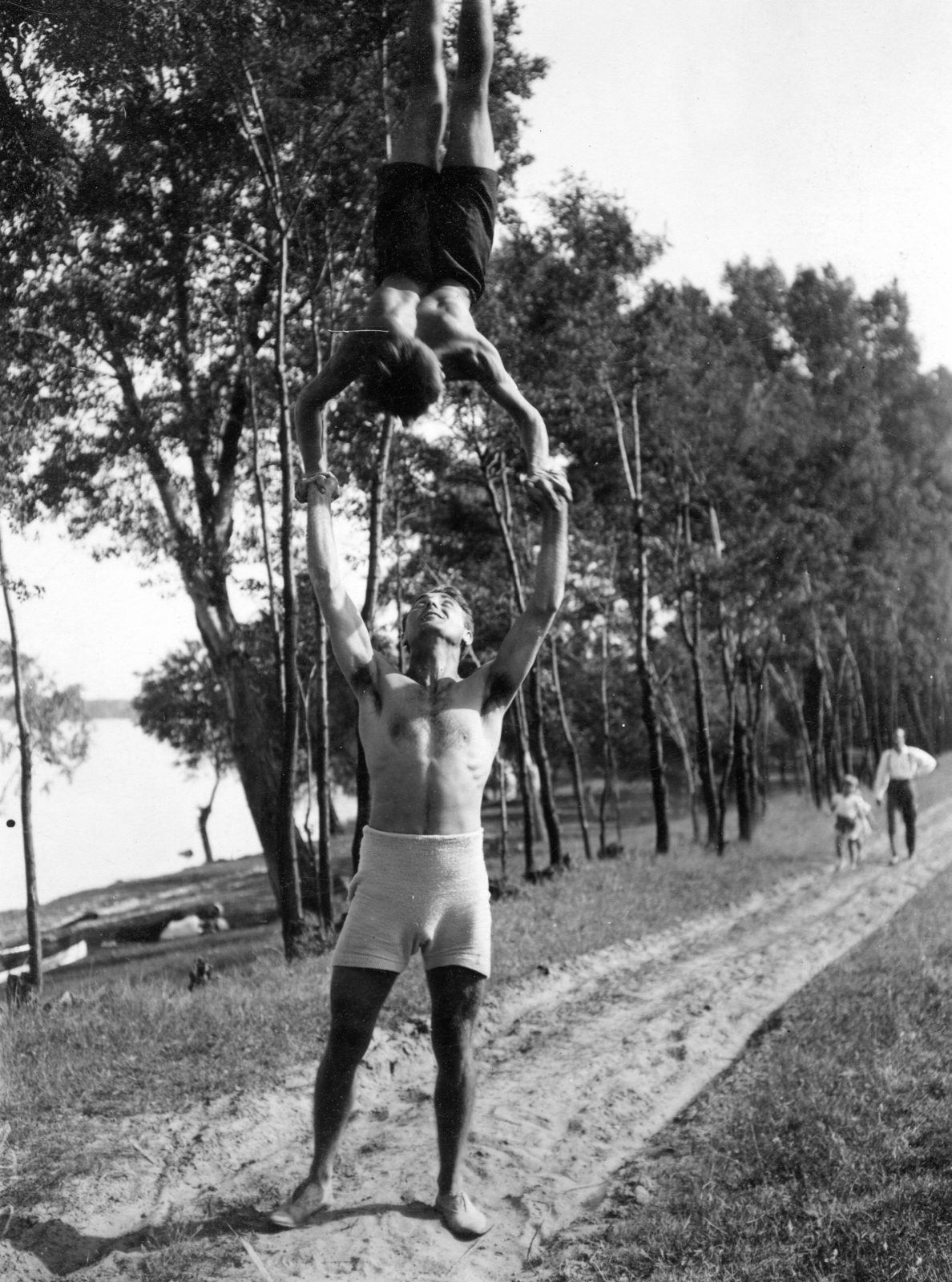 1931, A R, sport, szabadidő, férfiak, nyár, vízpart, torna, mutatvány, homok, hónaljkutya, kézenállás, félmeztelen, Fortepan #62194