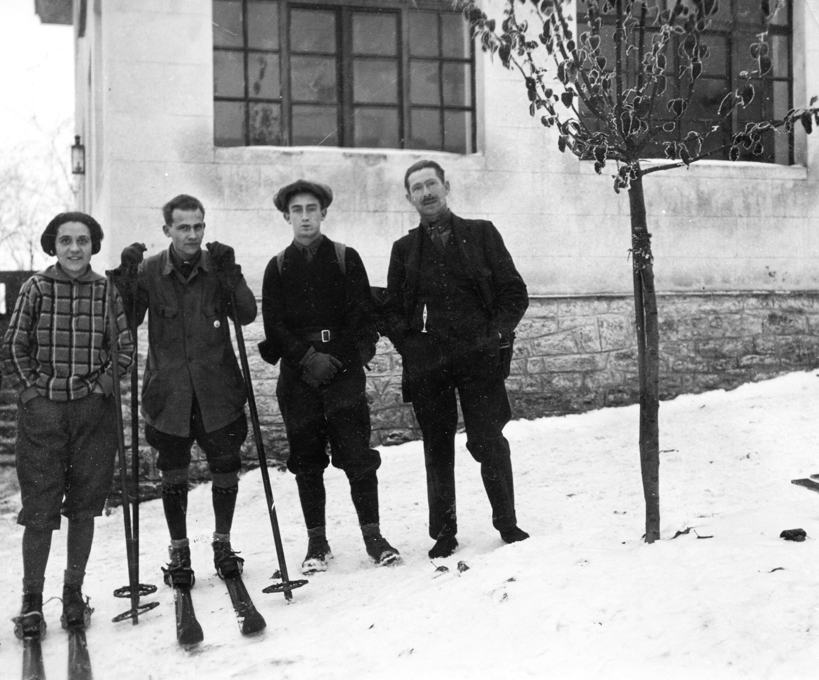 Hungary, Pomáz, Csikóváraljai turistaház., 1931, A R, winter, tableau, men, woman, skis, skiing, ski pole, safe house, hurricane lamp, Fortepan #62202