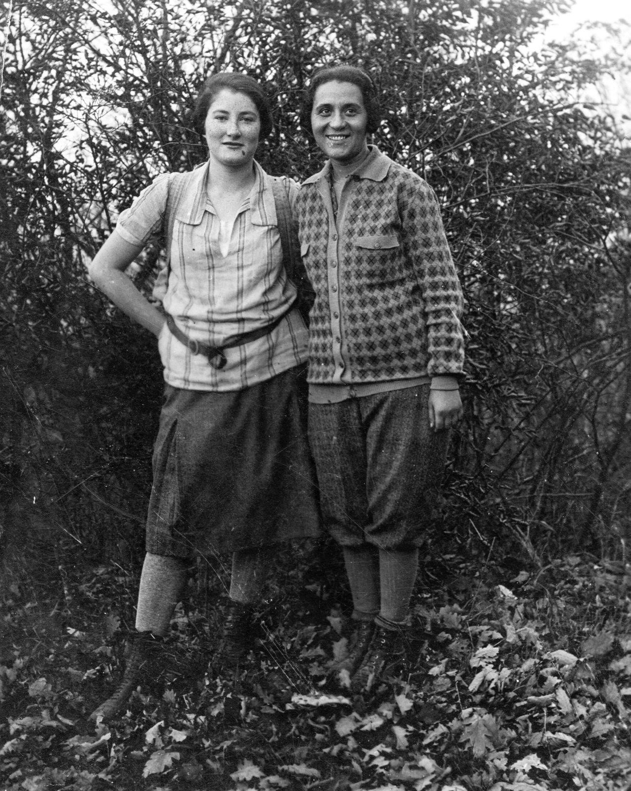 1940, A R, fallen leaves, cardigan, Fortepan #62206