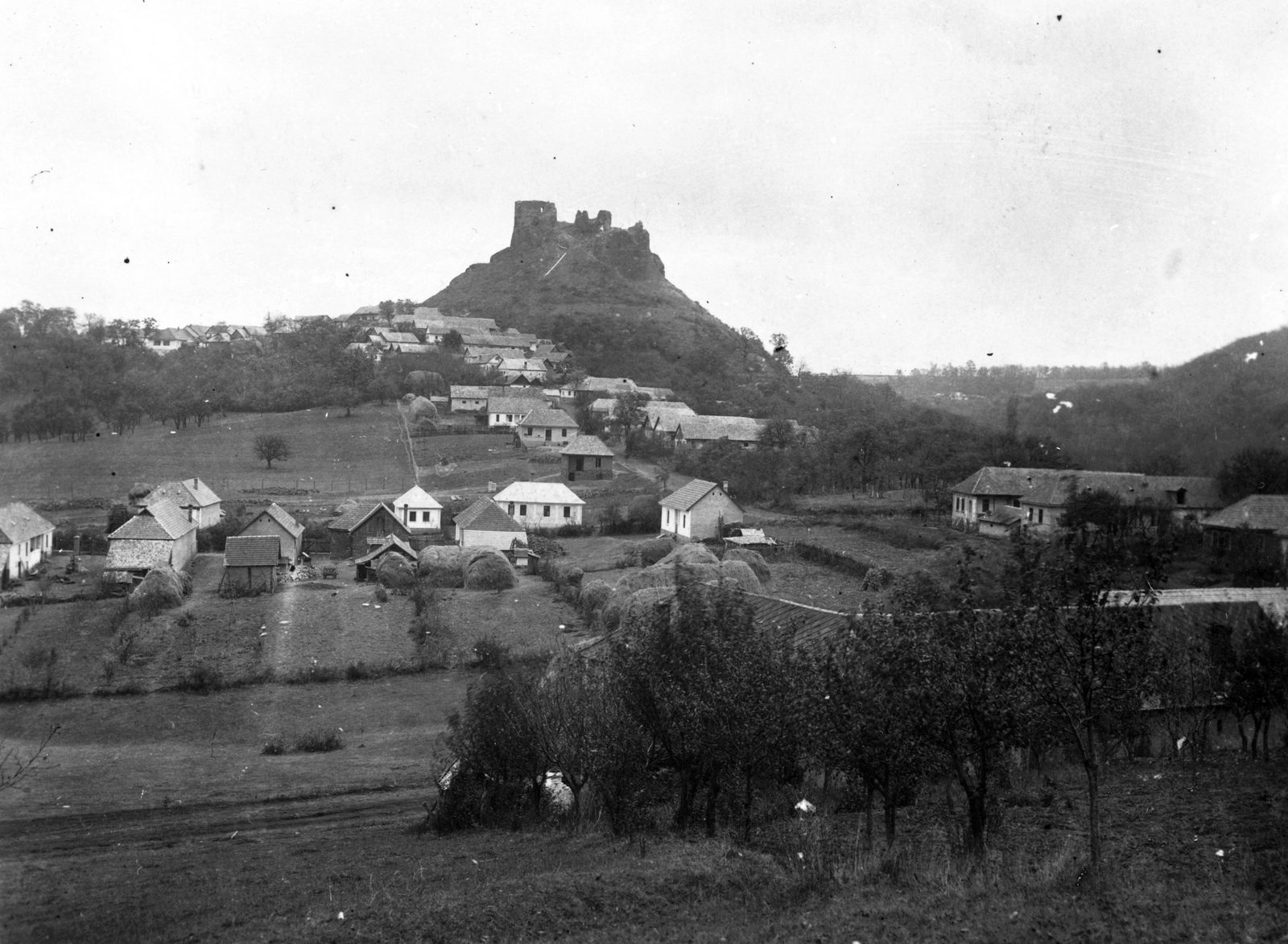 Hungary,Slovakia, Salgótarján, Somoskő (ekkor önálló, ma a város része), vár., 1933, A R, picture, castle ruins, castle, hilltop, farmhouse, Fortepan #62226